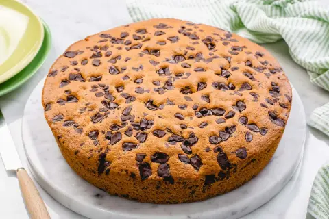 Una deliziosa torta con abbondanti gocce di cioccolato, pronta per essere gustata.