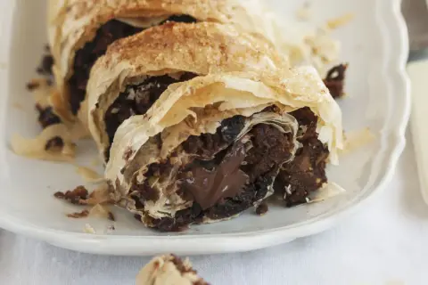 Strudel al cioccolato con pasta sfoglia croccante e ripieno fondente.