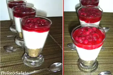 Deliziosa mousse di ricotta al bicchiere con crumble e topping di frutti rossi. Perfetta per un fine pasto leggero e gustoso.