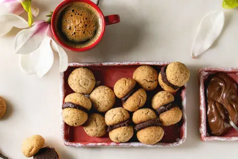 Baci di dama, un classico dolce piemontese, pronti per essere gustati con un caffè.
