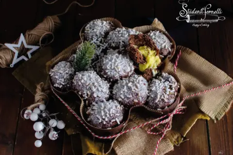 Delizioso danubio al cioccolato, soffice e ripieno di crema, decorato con zuccherini e un rametto di pino.