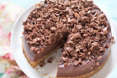 Cheesecake alla Nutella e mascarpone, ricoperta di riccioli di cioccolato fondente. Una delizia per gli occhi e per il palato.
