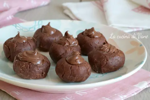 Dolci da fare in 5 minuti senza cottura giallozafferano: palline al cacao con crema al cioccolato, perfette per una pausa golosa.