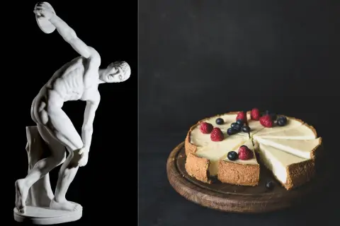 Statua del Discobolo e cheesecake con frutti di bosco, un connubio di arte e gusto che evoca l'origine del piacere.