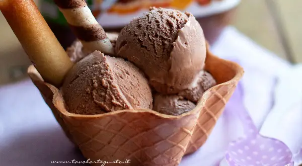 Coppa croccante con abbondante gelato alla nutella, guarnita con cialde. Un piacere goloso da gustare.