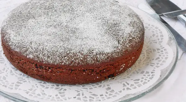 Torta Moretta, una base soffice e scura, cosparsa di zucchero a velo, pronta per essere farcita.