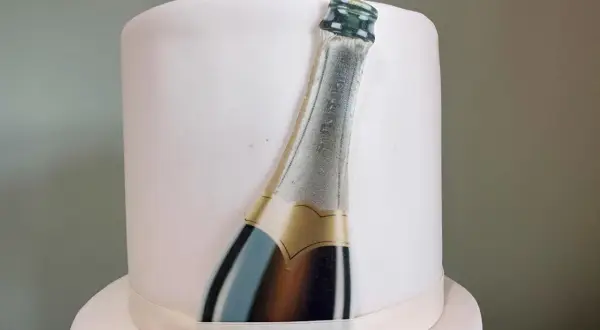 Torta a forma di cuore con decorazioni a tema San Valentino, inclusa una cialda con una dolce dedica.