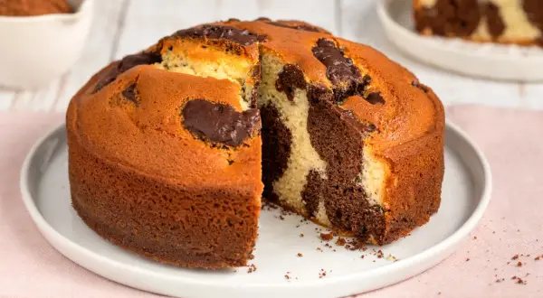 Torta bicolore con un invitante contrasto di cioccolato e vaniglia, appena sfornata e pronta per essere gustata.