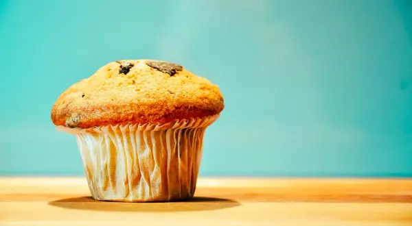 Un muffin dorato con gocce di cioccolato, perfetto per una ricetta muffin semplici.
