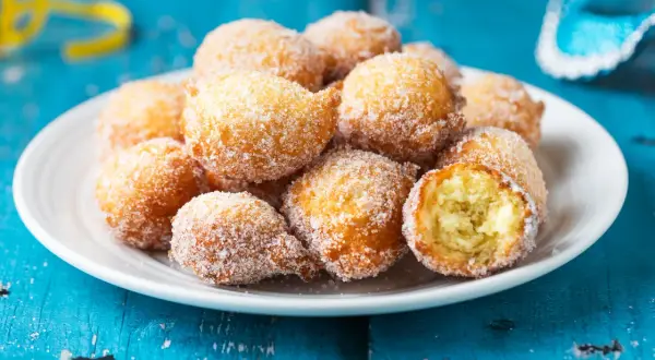 Frittelle di carnevale facili e veloci, dorate e zuccherate, perfette per festeggiare con gusto.