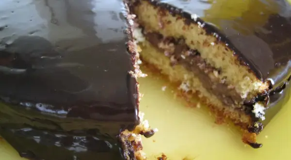 Torta Margherita con glassa al cioccolato lucida e ripieno goloso.