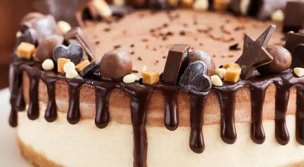 Torta al cioccolato con gocce di caramello e decorazioni a forma di stella e cuore. Un vero capolavoro di cioccolato plastico.
