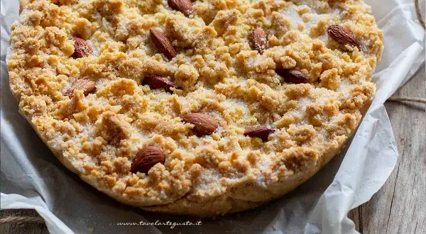 La sbrisolona ricetta perfetta: croccante e friabile, decorata con mandorle intere e zucchero.