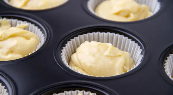 Impasto per muffin pronto in una teglia, in attesa di essere infornato per deliziosi dolcetti.