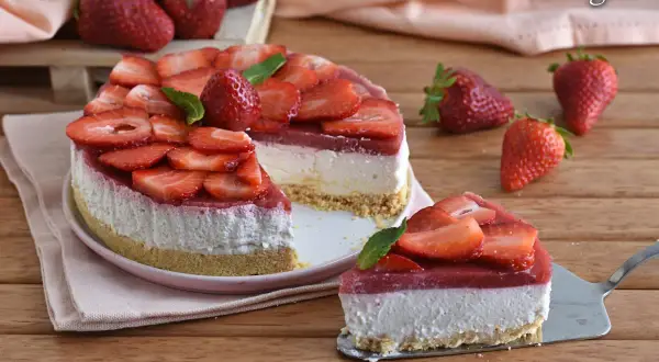 Cheesecake alle fragole, un dolce fresco e goloso con strati cremosi e fragole fresche. Perfetto per ogni occasione.