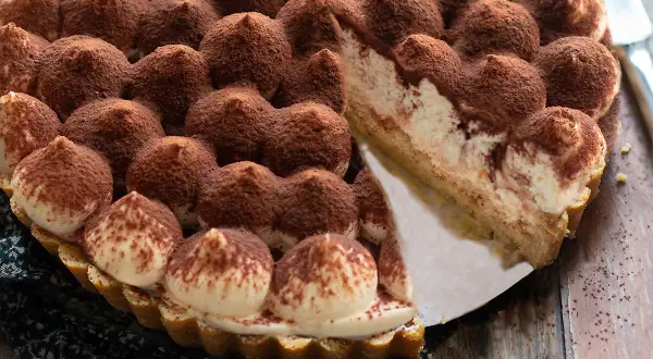 Una deliziosa crostata tiramisù, con abbondante cacao in polvere e crema soffice. Un dolce perfetto per ogni occasione.