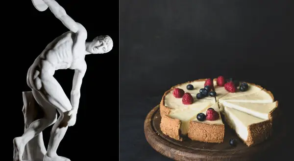 Statua del Discobolo e cheesecake con frutti di bosco, un connubio di arte e gusto che evoca l'origine del piacere.