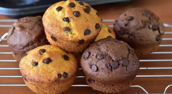 Muffin con uova di Pasqua, dolci e golosi, con gocce di cioccolato, pronti per essere gustati.