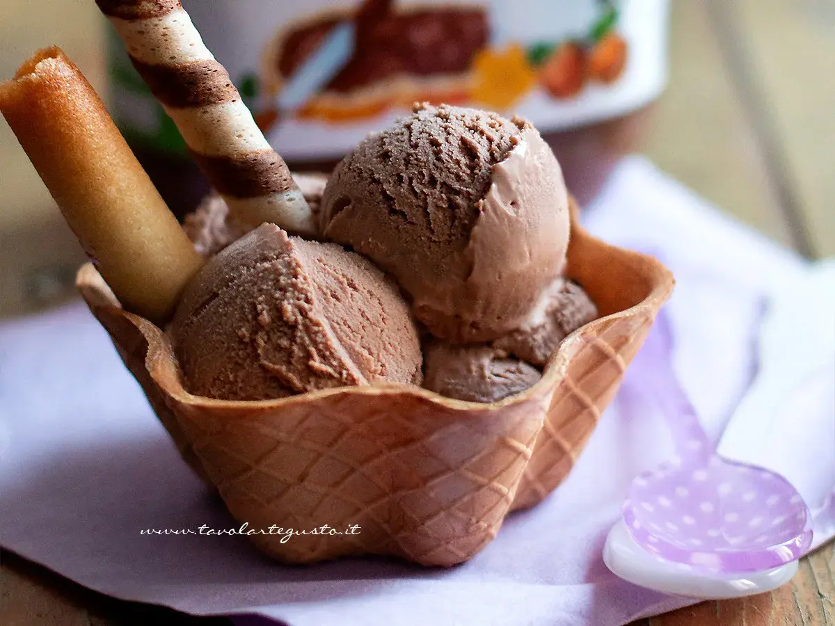 Coppa croccante con abbondante gelato alla nutella, guarnita con cialde. Un piacere goloso da gustare.