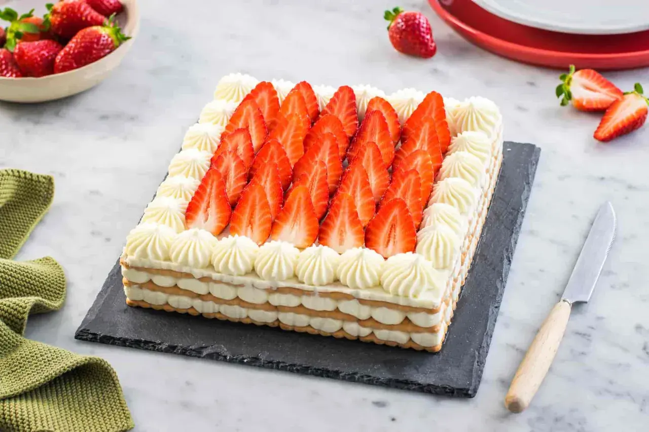 Deliziosa torta fragole e mascarpone, un capolavoro di strati cremosi e frutta fresca, pronto per essere gustato.
