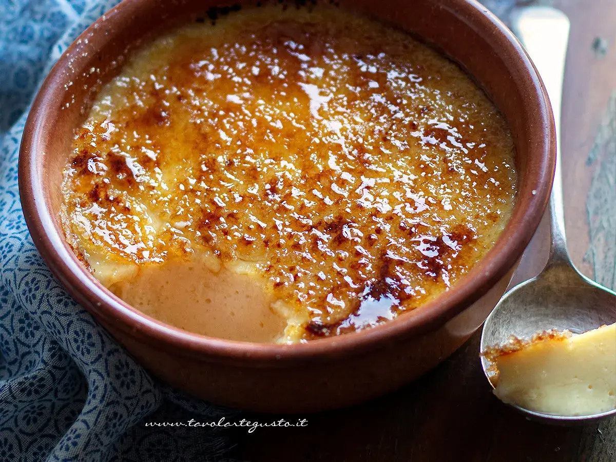 Crema catalana ricetta: delizioso dessert con crosticina caramellata dorata, servito in ciotola di terracotta.