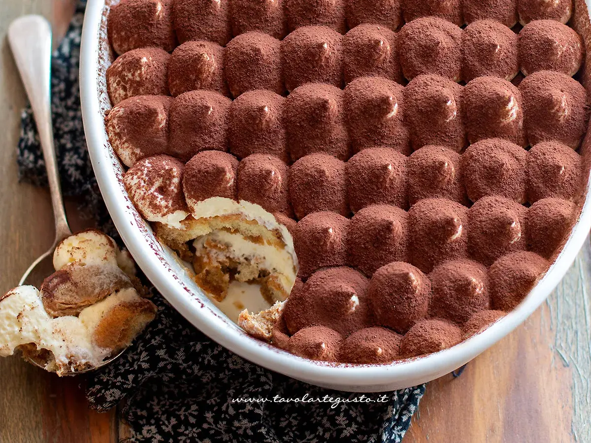Tiramisù fatto in casa, una deliziosa ricetta con savoiardi, crema e cacao. Perfetto per ogni occasione.