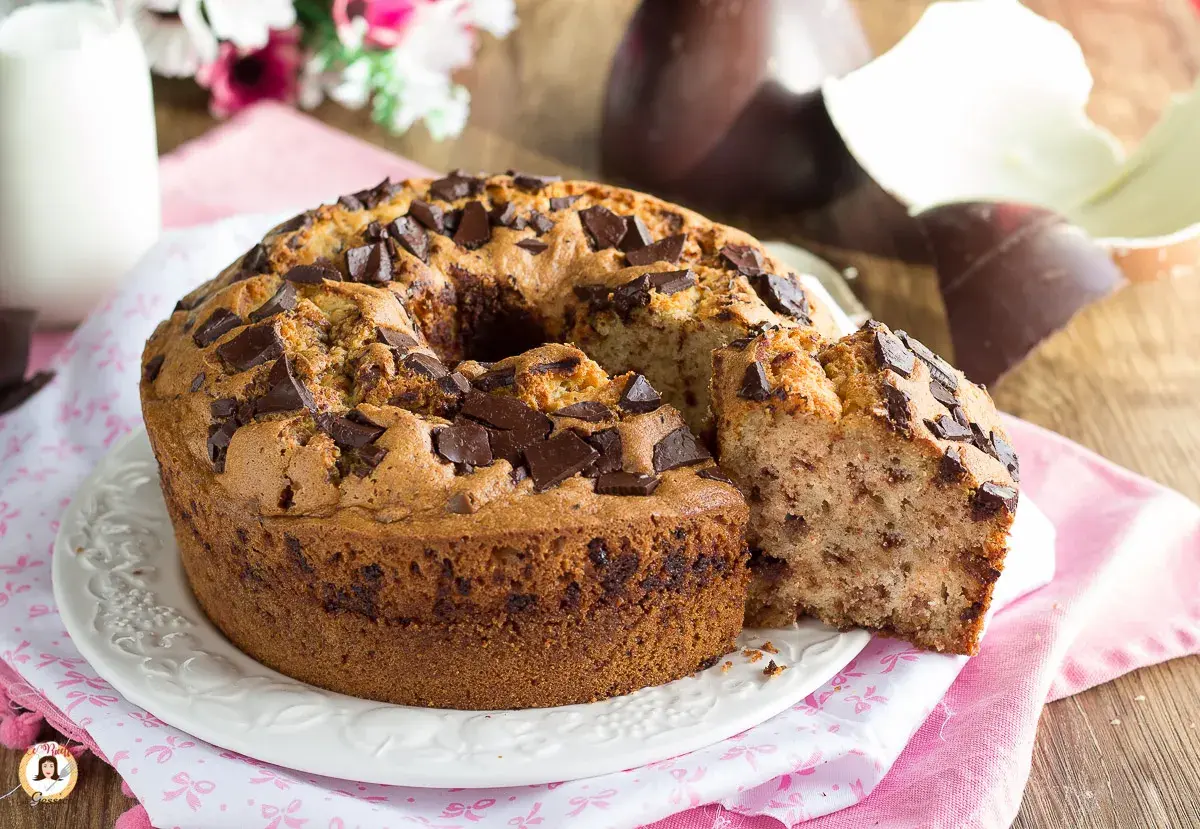 Ciambellone soffice con gocce di cioccolato, perfetto per la colazione di Pasqua. Accanto, uova di Pasqua al cioccolato.