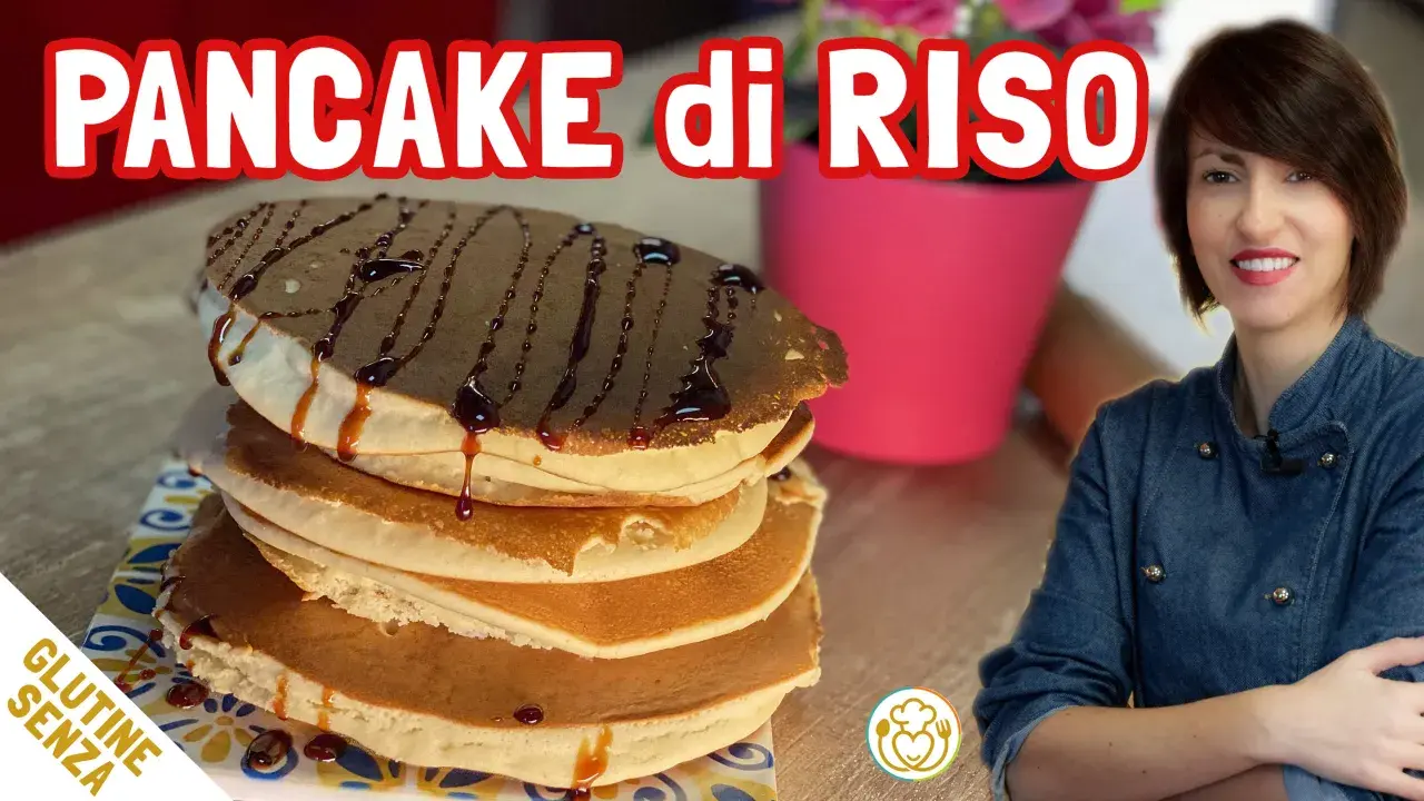 Pancake di riso senza glutine, una pila golosa con sciroppo al cioccolato. Una donna sorride sullo sfondo.