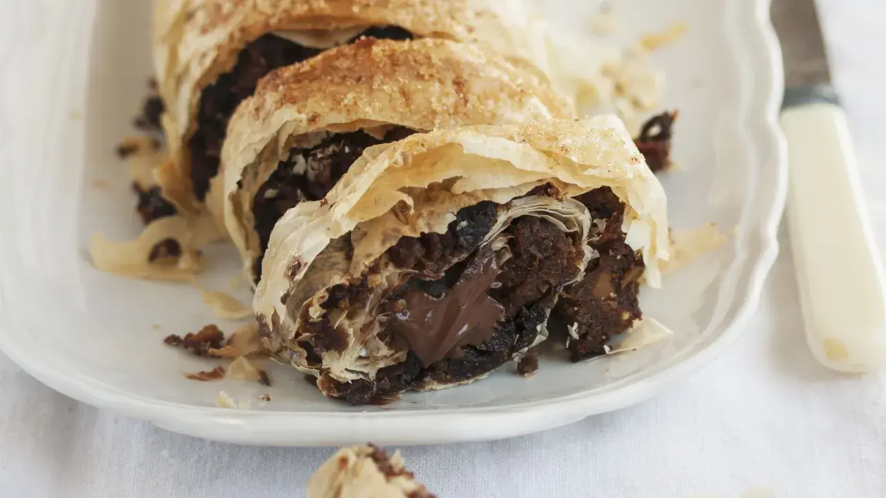 Strudel al cioccolato con pasta sfoglia croccante e ripieno fondente.