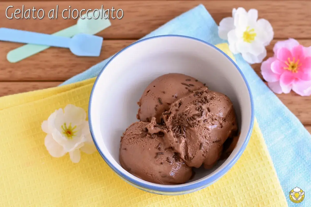 Tre palline di gelato al cioccolato con granella, pronte per essere gustate dopo essere state preparate con la gelatiera.