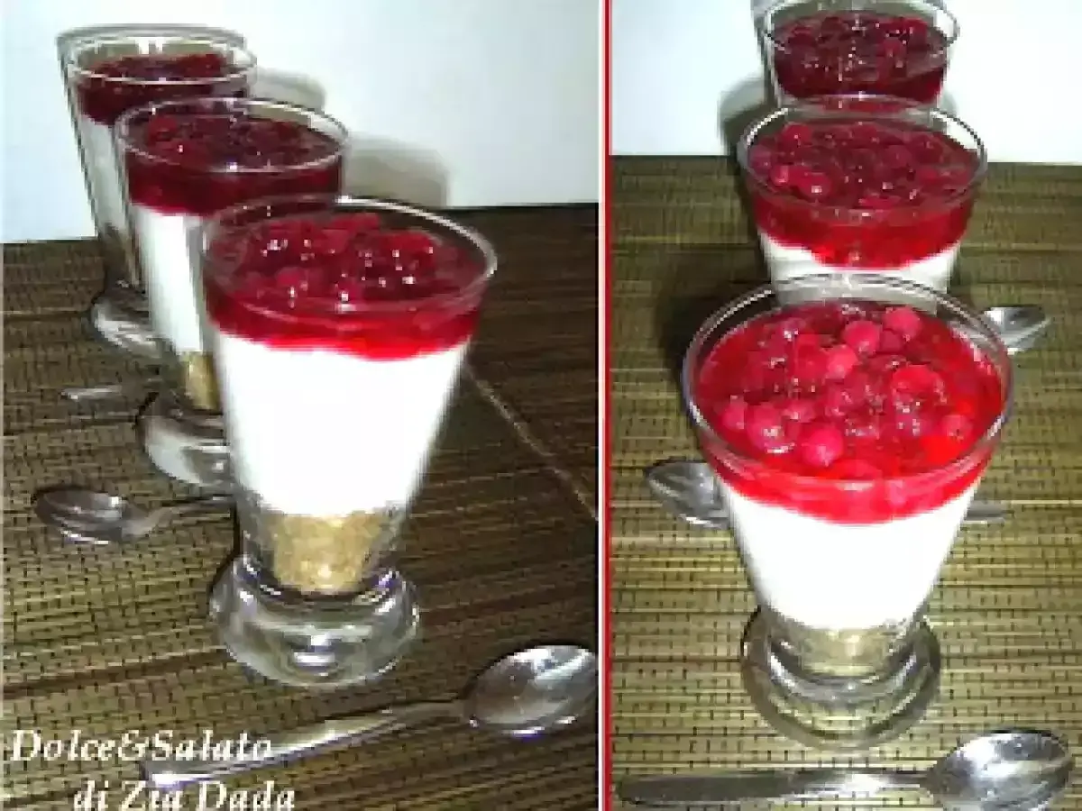 Deliziosa mousse di ricotta al bicchiere con crumble e topping di frutti rossi. Perfetta per un fine pasto leggero e gustoso.