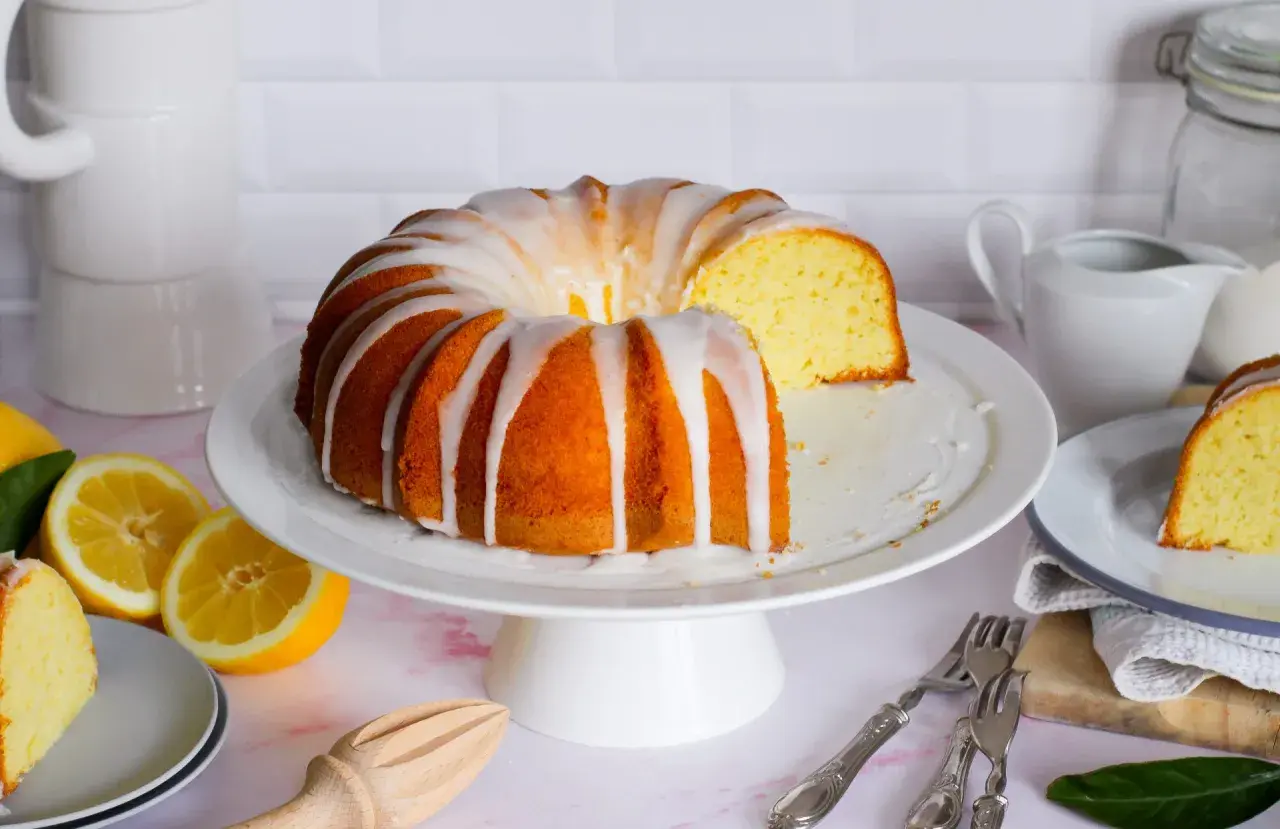 Delizioso bundt cake ricetta al limone, glassato e pronto da gustare. Perfetto per ogni occasione.
