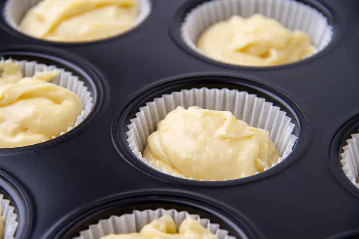 Impasto per muffin pronto in una teglia, in attesa di essere infornato per deliziosi dolcetti.
