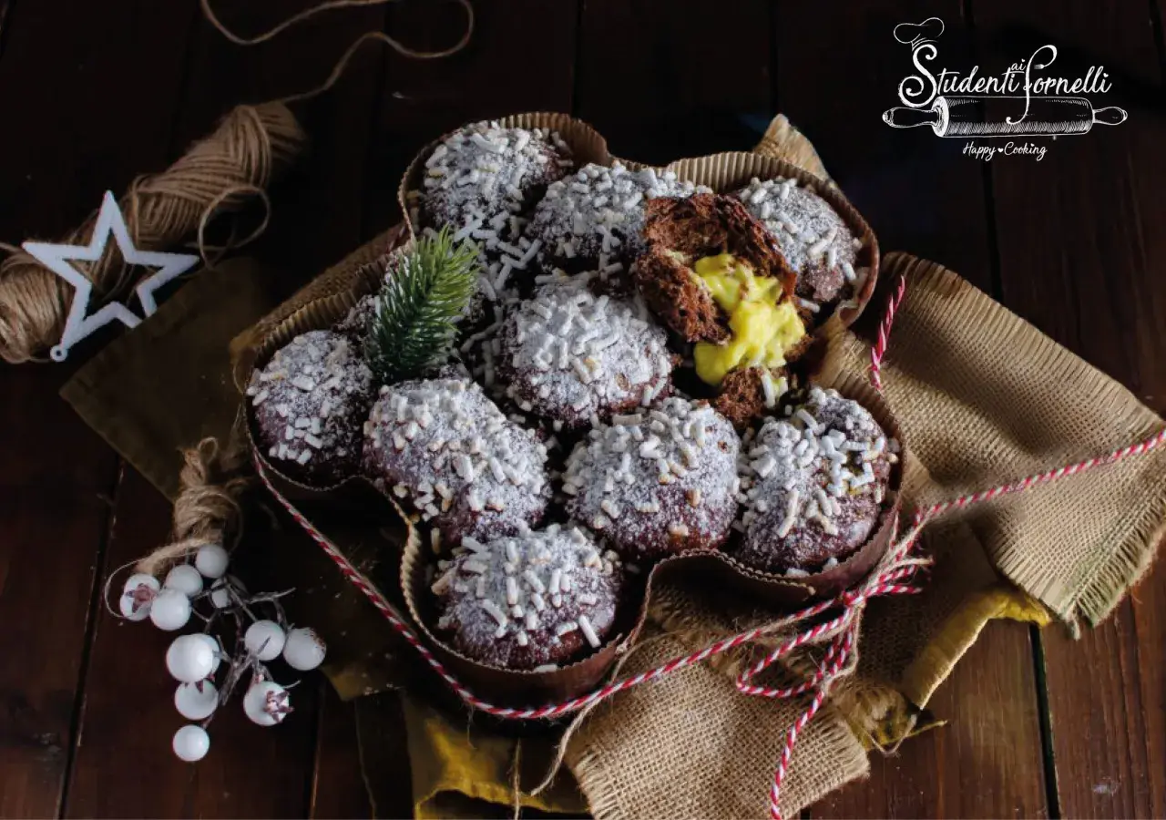Delizioso danubio al cioccolato, soffice e ripieno di crema, decorato con zuccherini e un rametto di pino.