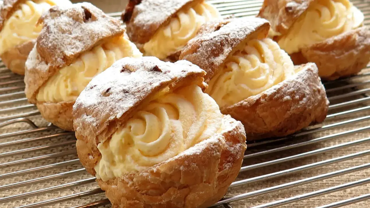 Bignè ripieni di crema, perfetti con le giuste proporzioni degli ingredienti per la pasta choux.