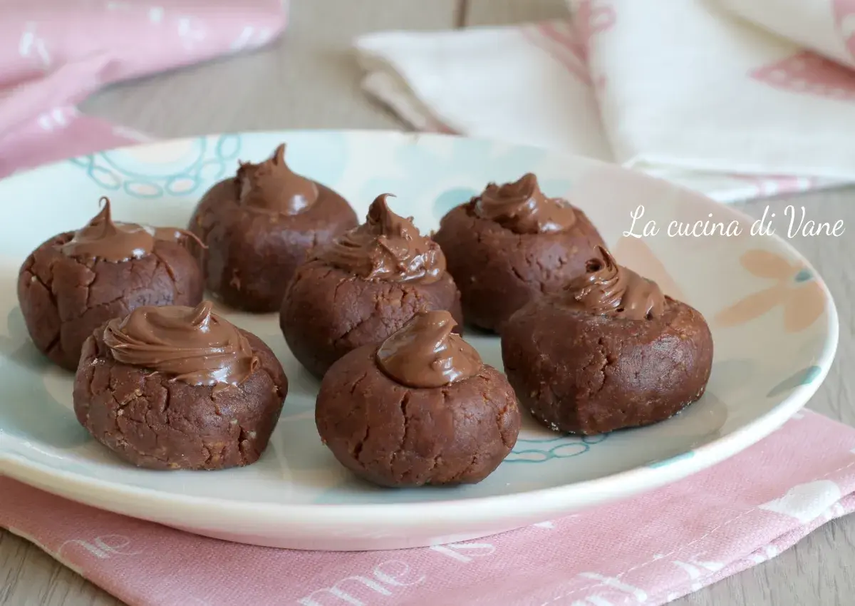 Dolci da fare in 5 minuti senza cottura giallozafferano: palline al cacao con crema al cioccolato, perfette per una pausa golosa.