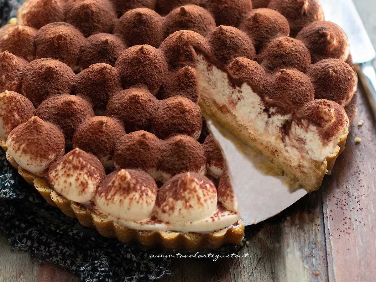 Una deliziosa crostata tiramisù, con abbondante cacao in polvere e crema soffice. Un dolce perfetto per ogni occasione.