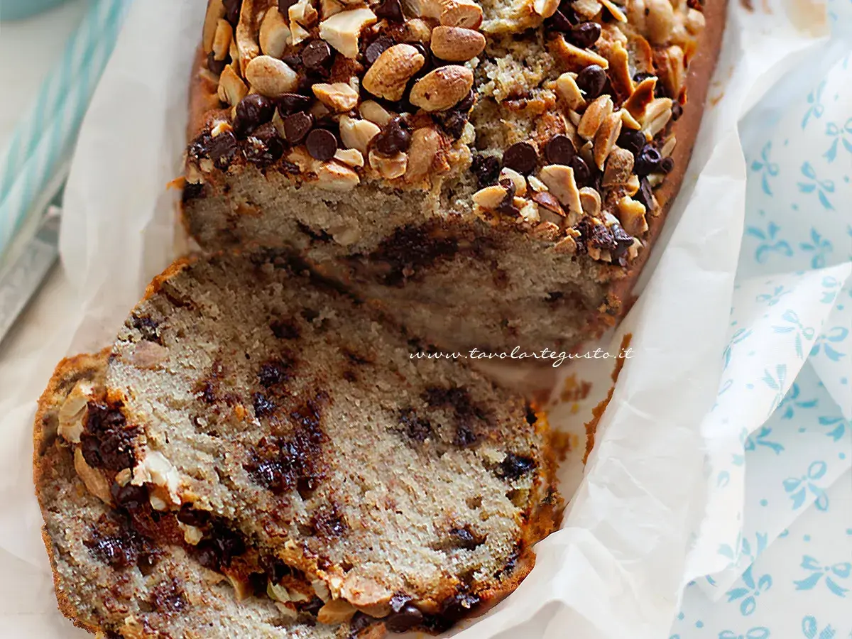 Plumcake alla banana soffice e goloso, con gocce di cioccolato e noci croccanti in superficie. Perfetto per la colazione o la merenda.
