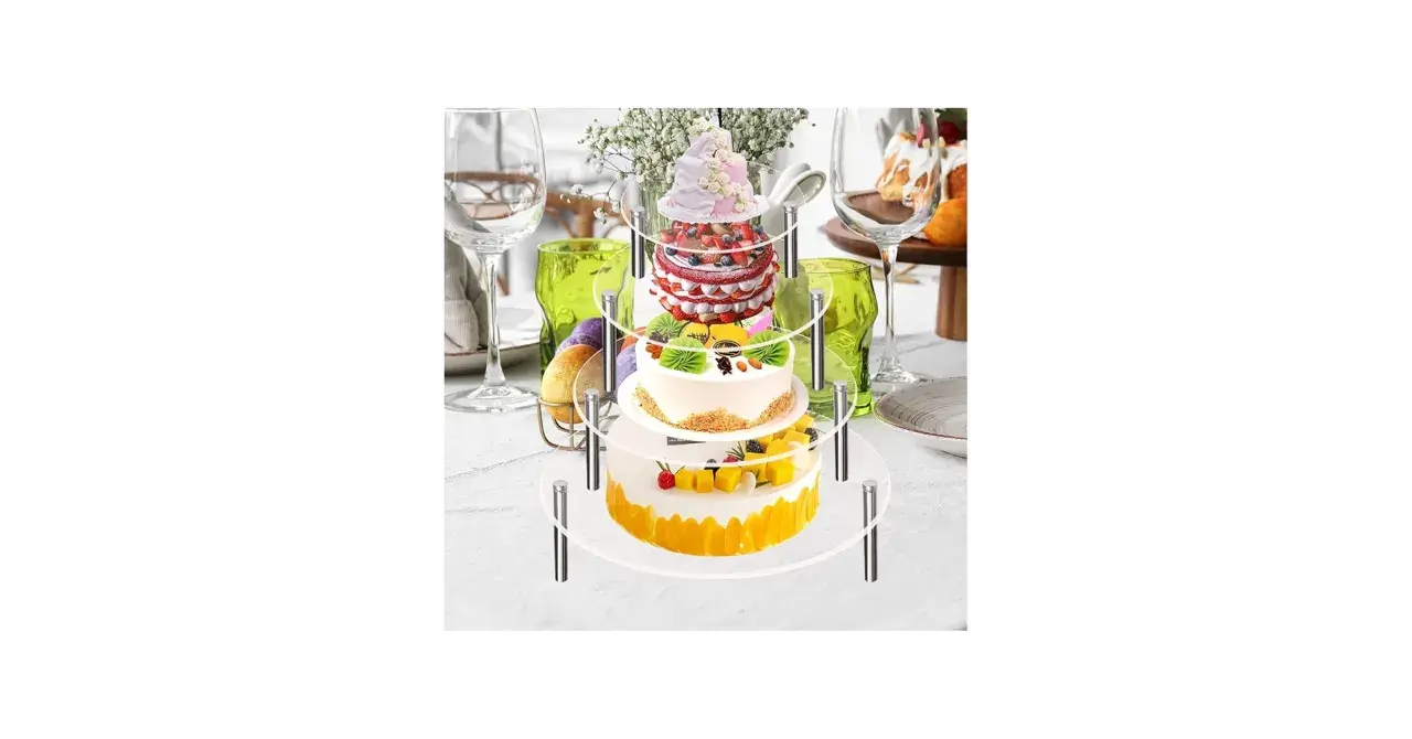Torta a 3 piani con pan di spagna, decorata con frutta e fiori, su un espositore a più livelli, pronta per una festa.