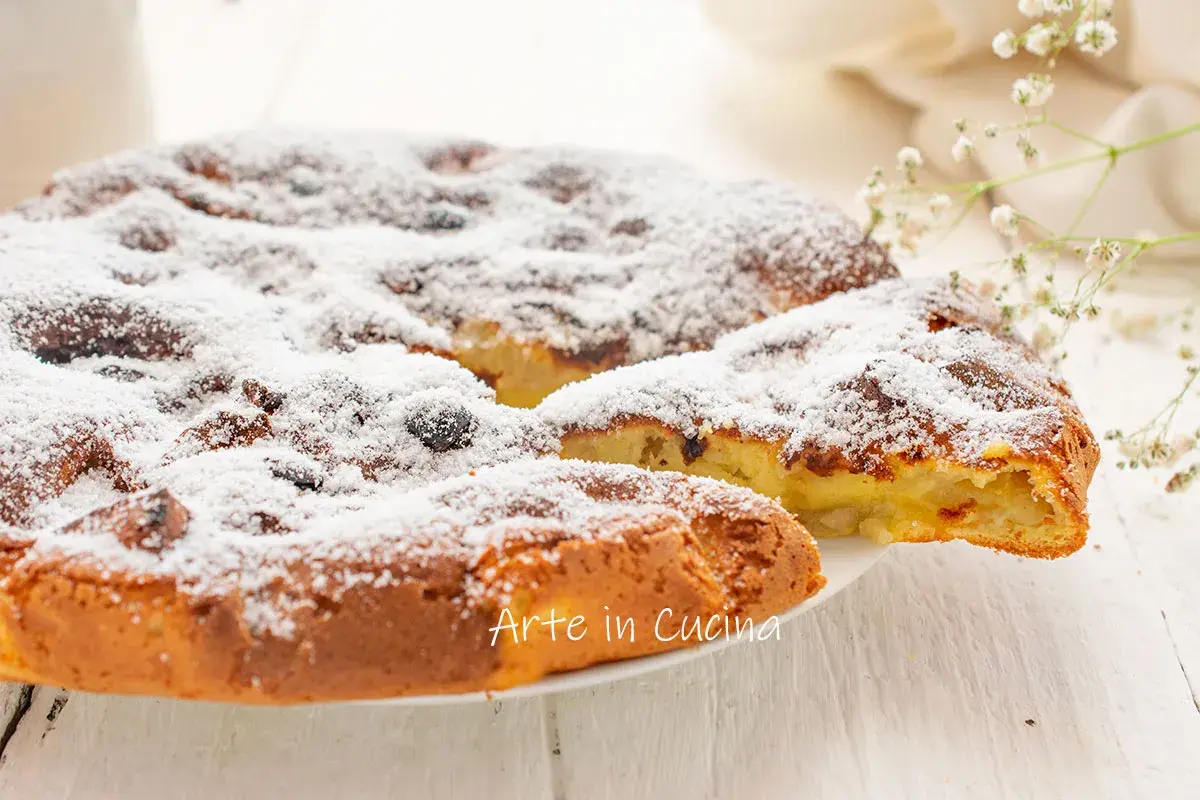 Frittata di mele in padella pronta in 5 minuti, soffice e cosparsa di zucchero a velo.