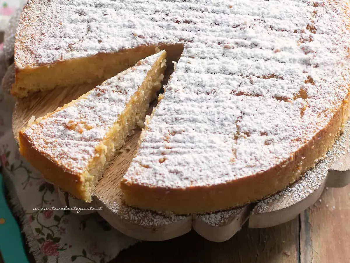 Una deliziosa torta di riso, soffice e spolverata di zucchero a velo, pronta per essere gustata.