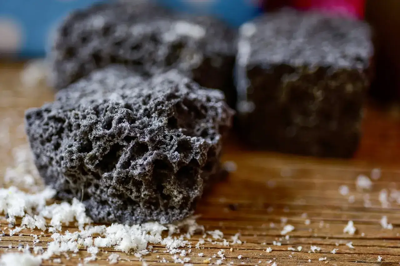 Tre cubetti di carbone dolce, una ricetta particolare, su un tavolo di legno.