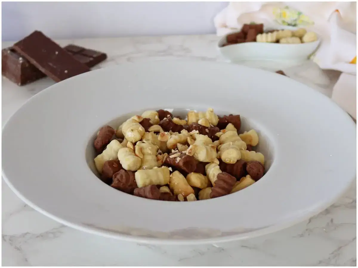 Gnocchi al cioccolato e nocciole, un dolce goloso in una ciotola bianca.