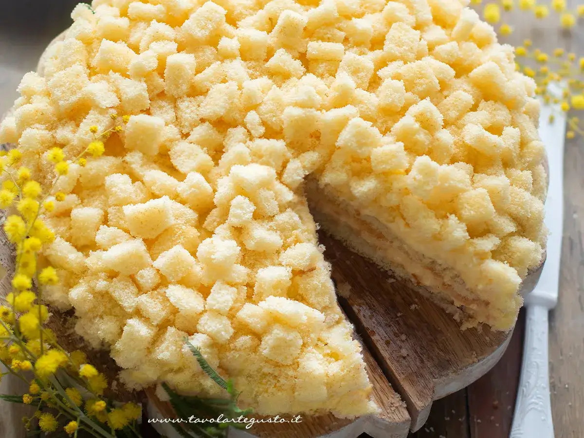 La torta mimosa, con la sua copertura soffice e dorata, è un invito a gustare questa deliziosa ricetta.