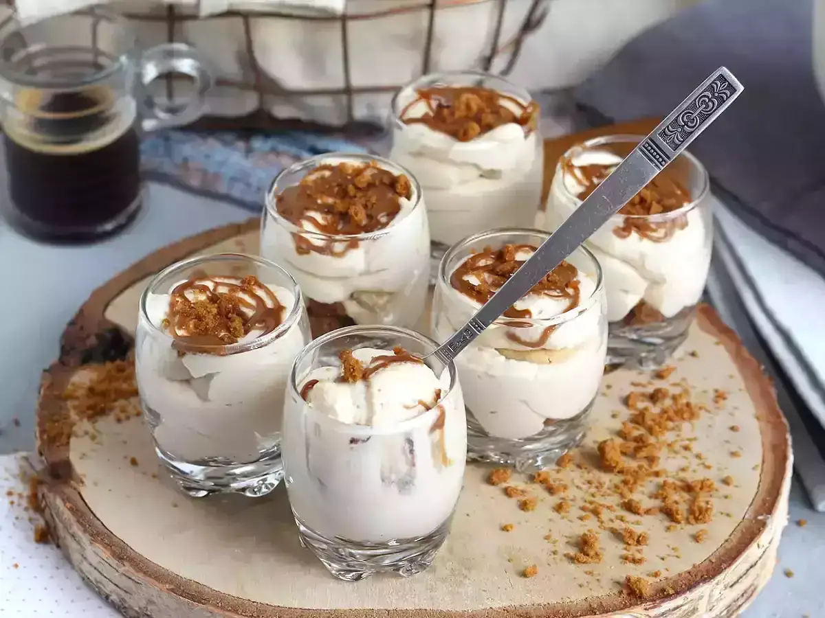 Deliziosi dolci con mascarpone, stratificati in bicchierini e guarniti con crumble croccante. Perfetti per un fine pasto goloso.