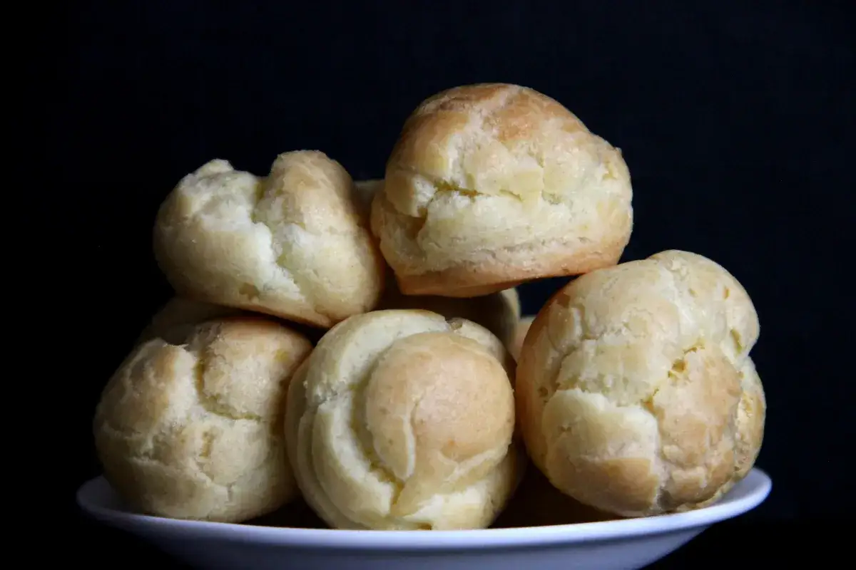 Bign&egrave; dorati, perfetti per ogni ripieno. Le giuste proporzioni degli ingredienti per la pasta choux sono fondamentali per un risultato impeccabile.