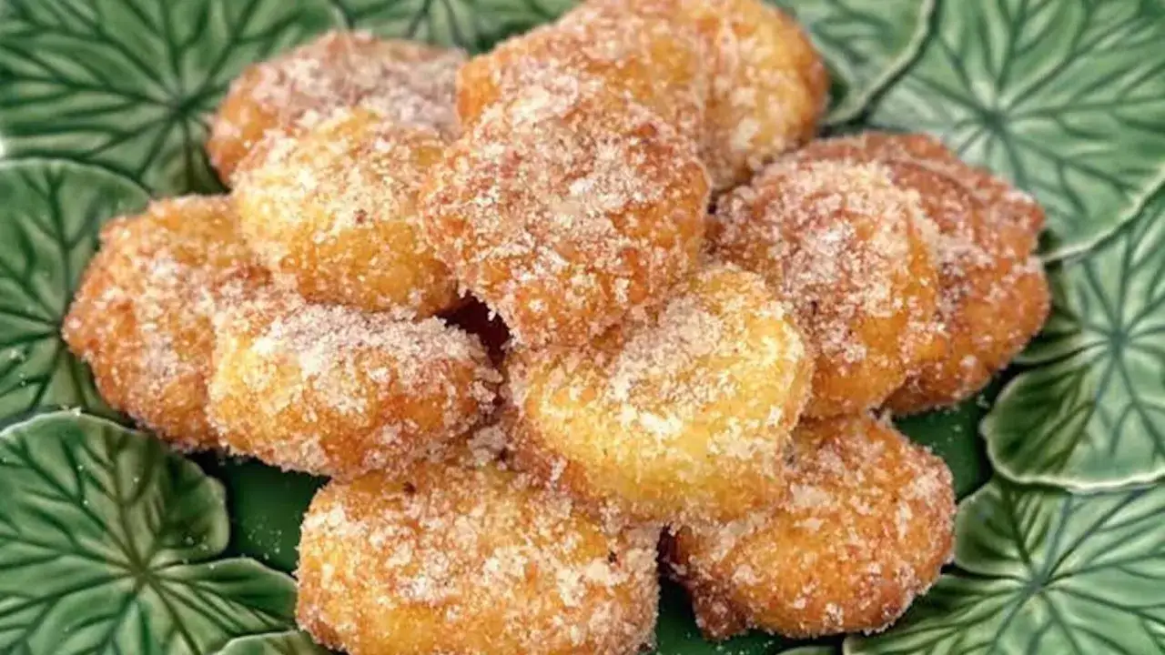 Frittelle di riso ricetta della nonna: dolcetti dorati e zuccherati, un classico intramontabile.