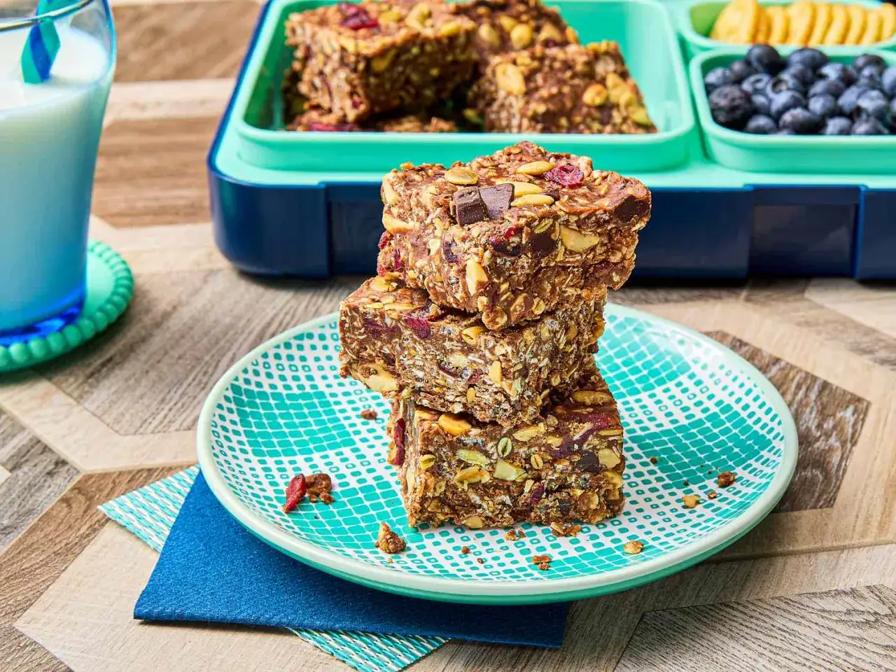 Barrette proteiche fatte in casa, ricche di frutta secca e cioccolato, pronte per uno spuntino energetico.