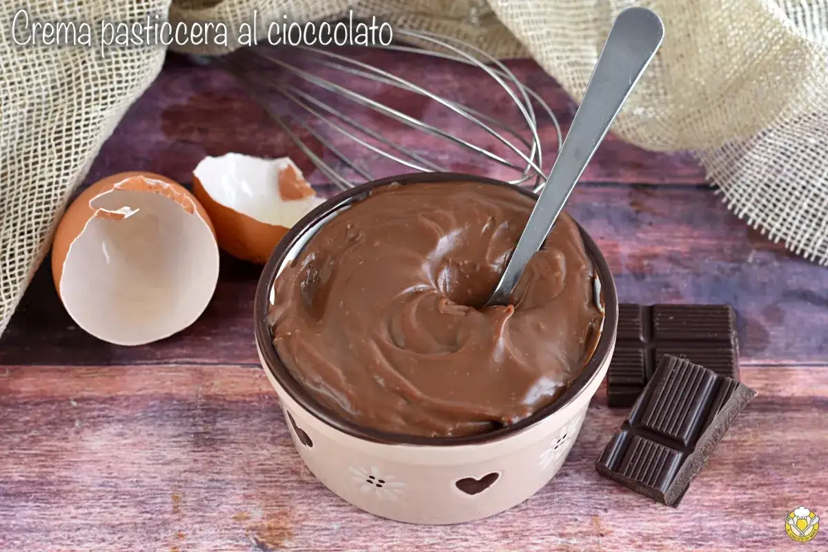 Crema pasticcera al cioccolato, liscia e invitante, pronta per essere gustata. Uova, frusta e cioccolato, ingredienti per un dolce momento.