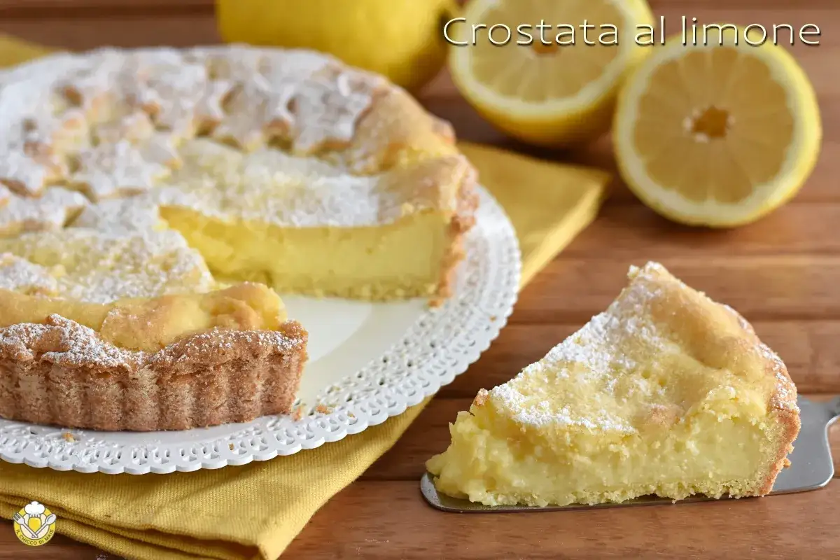 Fetta di crostata al limone con un ripieno cremoso simile al lemon curd, cosparsa di zucchero a velo.